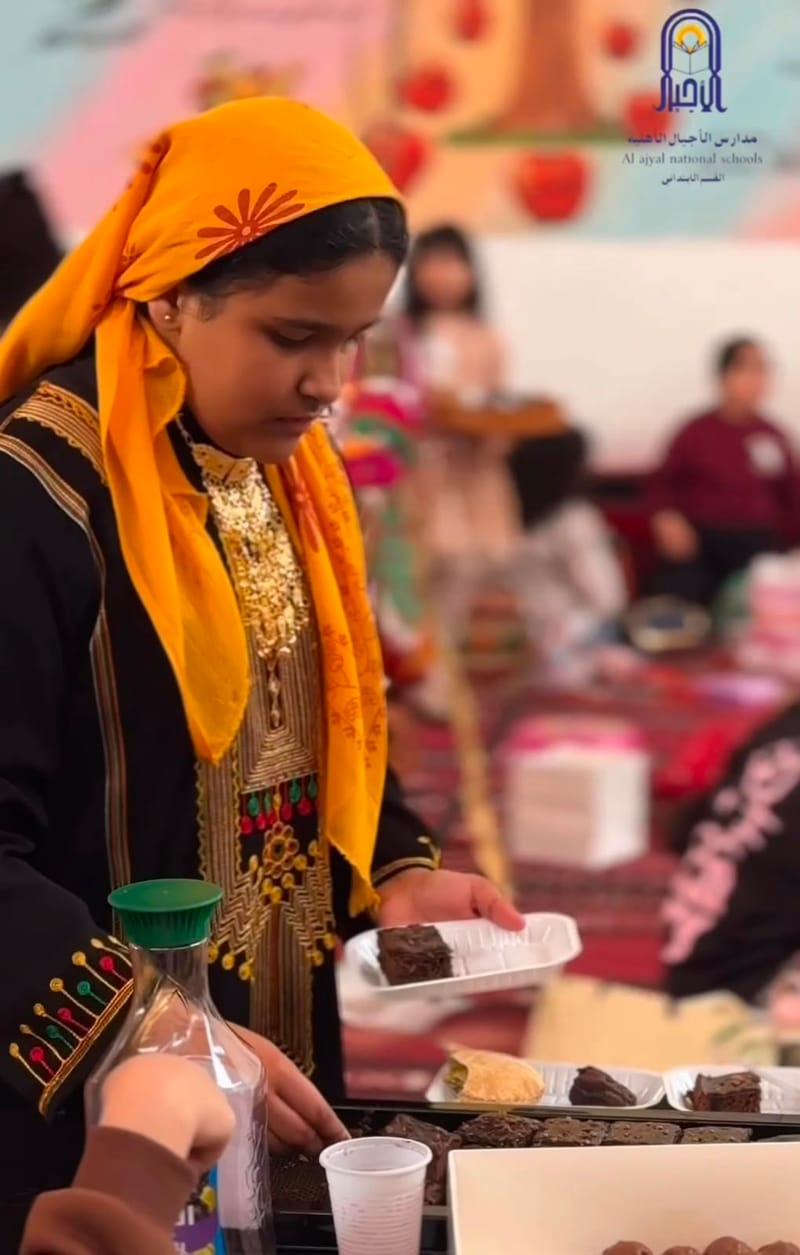 طالبة بالزي التراثي
